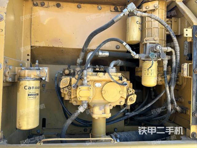 液壓泵艙室正面整體（整機外觀）