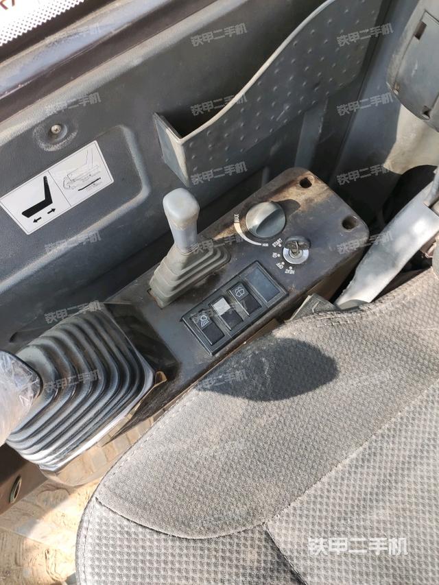 座椅右側(cè)控制臺(tái)/鑰匙門/油門/含右手柄（駕駛室部分）