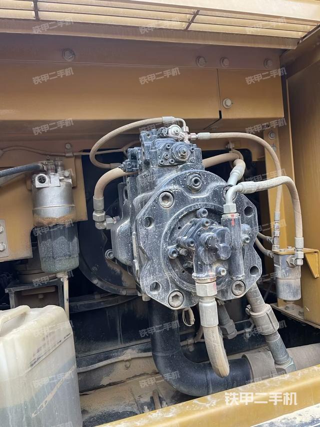 液壓泵艙室正面整體(整機外觀) 液壓泵艙室正面整體(整機外觀)