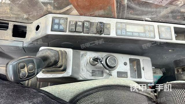 座椅右側(cè)控制臺(tái)/鑰匙門(mén)/油門(mén)/含右手柄(駕駛室部分) 座椅右側(cè)控制臺(tái)/鑰匙門(mén)/油門(mén)/含右手柄(駕駛室部分)