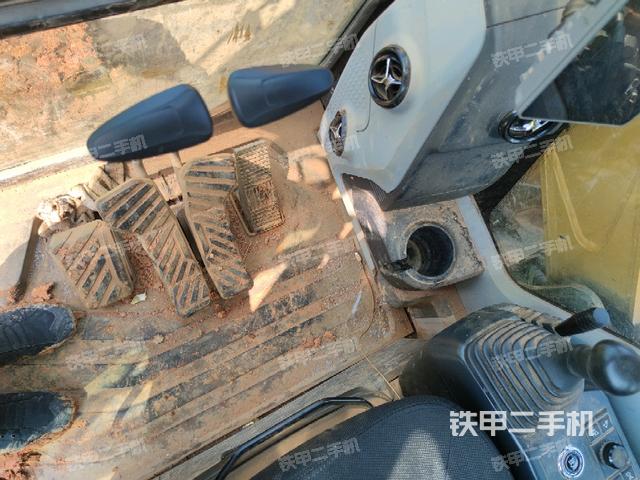 行走控制手柄和踏板 俯拍(驾驶室部分) 行走控制手柄和踏板 俯拍(驾驶室部分)