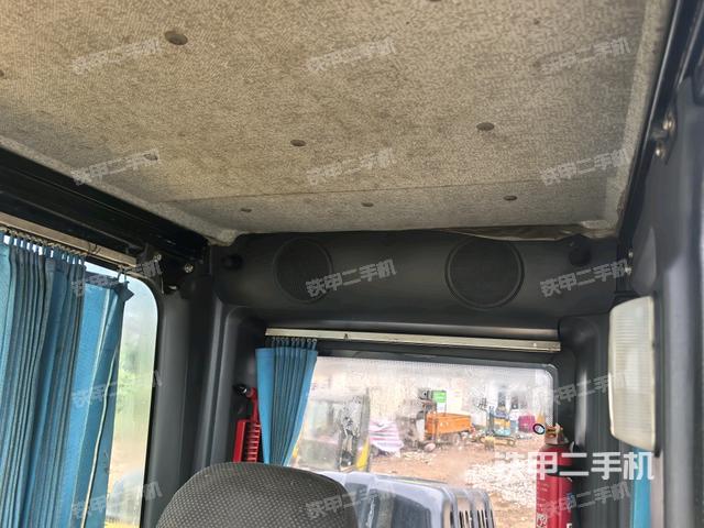 行走控制手柄和踏板?俯拍（駕駛室部分）