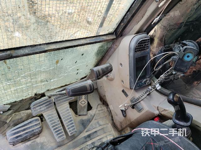 行走控制手柄和踏板?俯拍(駕駛室部分) 行走控制手柄和踏板?俯拍(駕駛室部分)