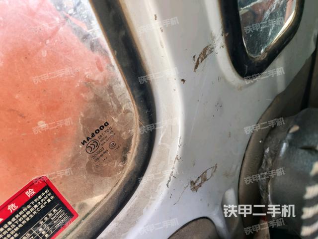 行走控制手柄和踏板?俯拍(駕駛室部分) 行走控制手柄和踏板?俯拍(駕駛室部分)