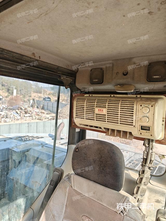 行走控制手柄和踏板?俯拍（駕駛室部分）