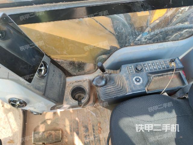 座椅右侧控制台/钥匙门/油门/含右手柄(驾驶室部分) 座椅右侧控制台/钥匙门/油门/含右手柄(驾驶室部分)