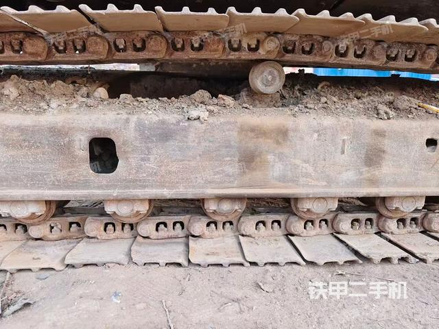 單側(cè)履帶整體(整機(jī)外觀) 單側(cè)履帶整體(整機(jī)外觀)
