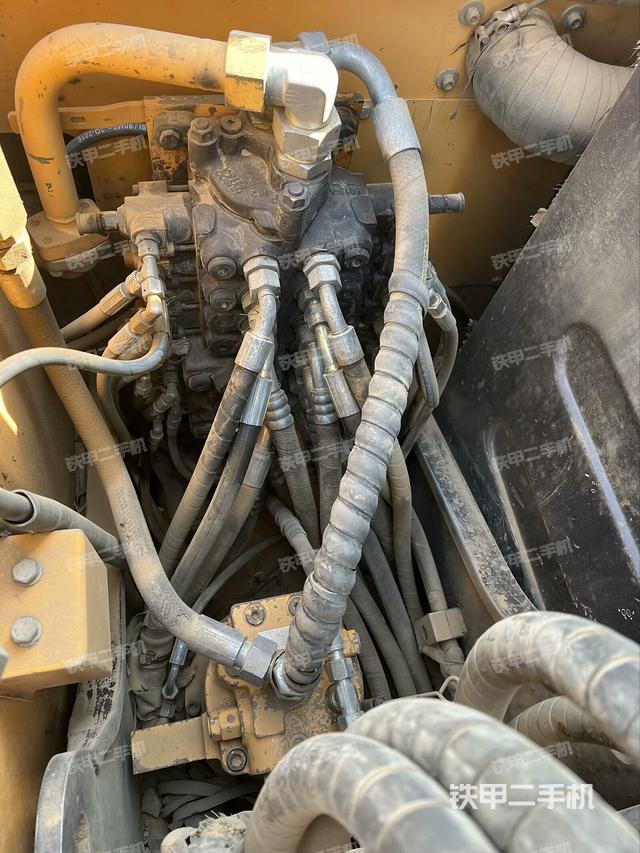 回轉(zhuǎn)馬達(dá)和主控閥（整機(jī)外觀）