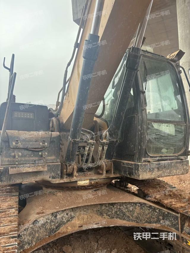 鏟斗右后整體(工作和回轉(zhuǎn)裝置) 鏟斗右后整體(工作和回轉(zhuǎn)裝置)