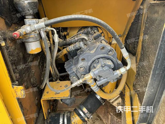 液压泵舱室正面整体（整机外观）