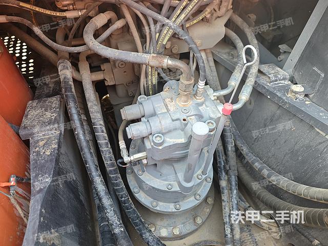 回转马达和主控阀（整机外观）