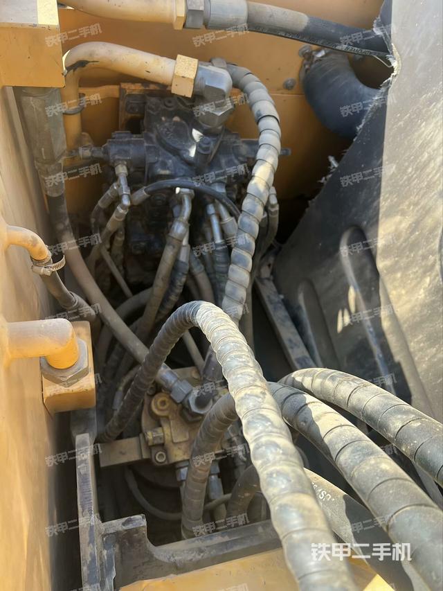 回轉(zhuǎn)馬達(dá)和主控閥（整機外觀）