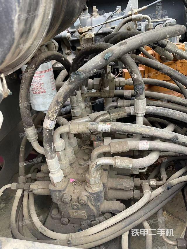 回转马达和主控阀（整机外观）