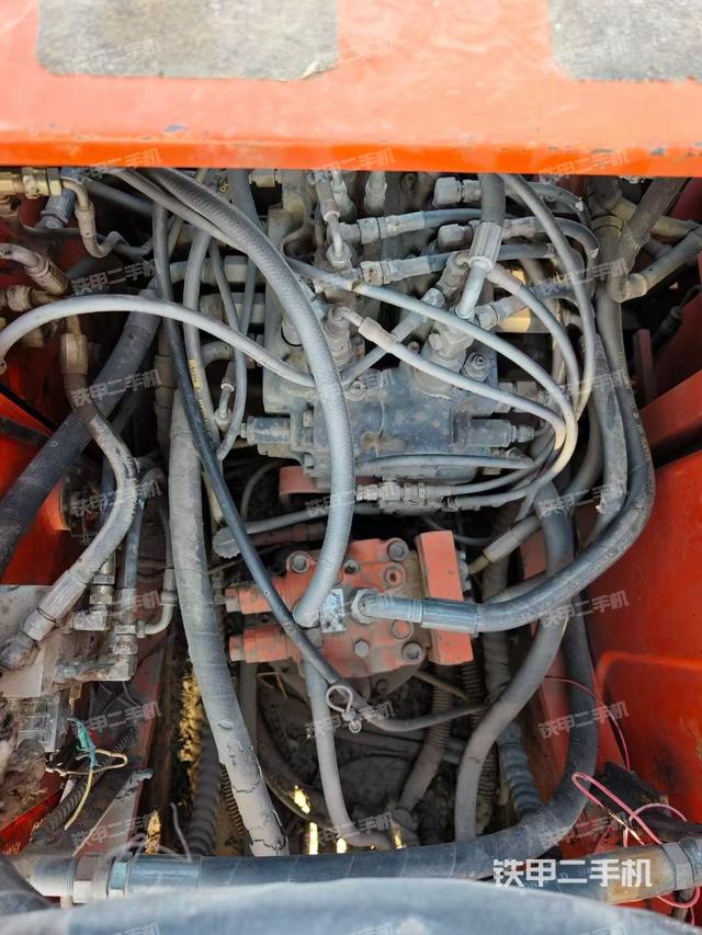 回轉馬達和主控閥（整機外觀）