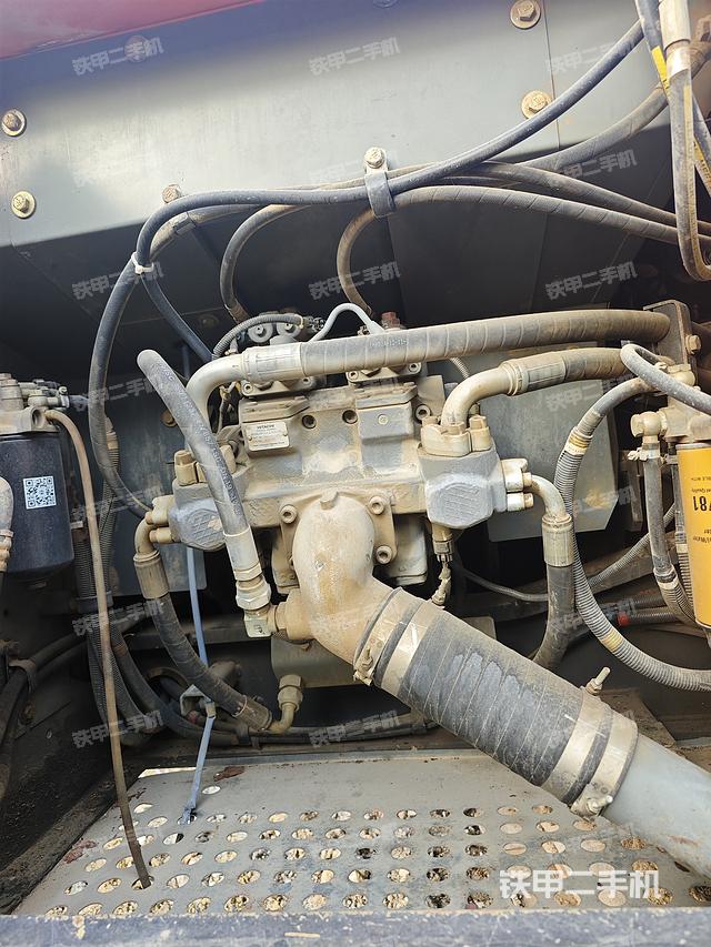 液压泵舱室正面整体（整机外观）