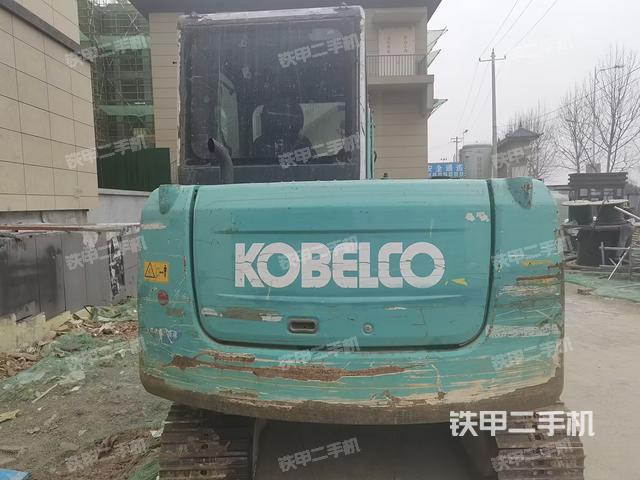 駕駛室頂部(整機(jī)外觀) 駕駛室頂部(整機(jī)外觀)