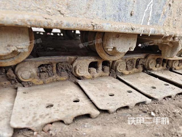 單側(cè)履帶整體(整機(jī)外觀) 單側(cè)履帶整體(整機(jī)外觀)