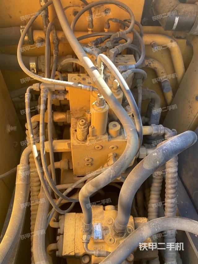 回轉馬達和主控閥（整機外觀）