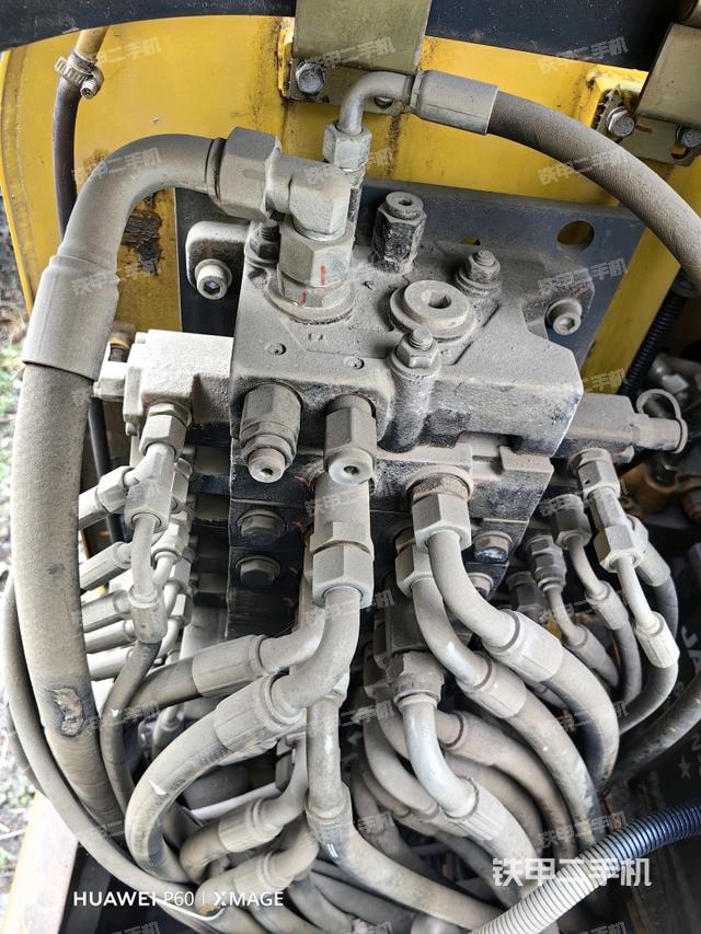 回轉(zhuǎn)馬達(dá)和主控閥（整機(jī)外觀）