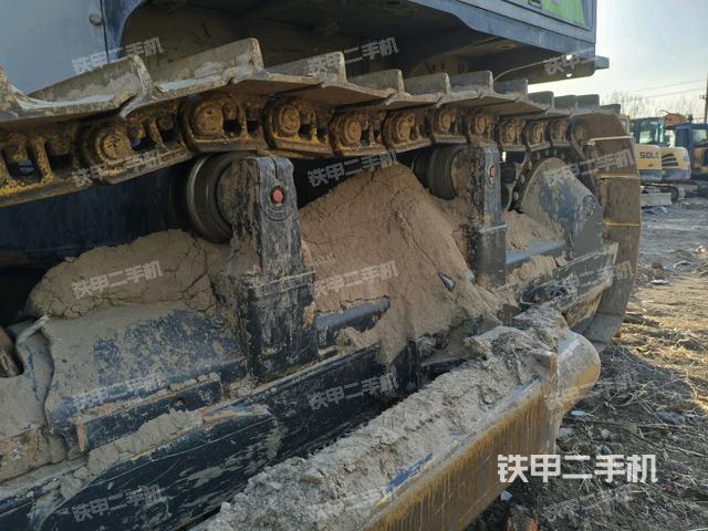 左側(cè)履帶全景(推土機底盤及工作裝置) 左側(cè)履帶全景(推土機底盤及工作裝置)