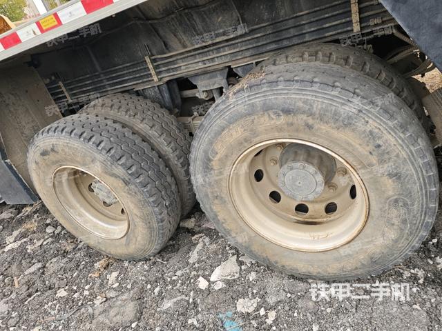 蓄电瓶（汽车起重机其他部件展示）