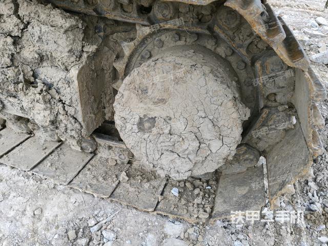 左驅(qū)動輪（行走機構(gòu)）