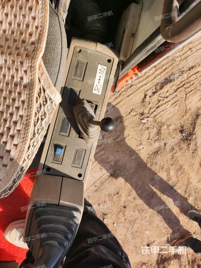 座椅左側(cè)控制臺(tái)/音響/含左手柄（駕駛室部分）