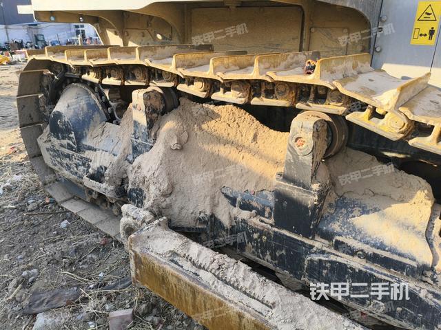 右側(cè)履帶全景(推土機底盤及工作裝置) 右側(cè)履帶全景(推土機底盤及工作裝置)
