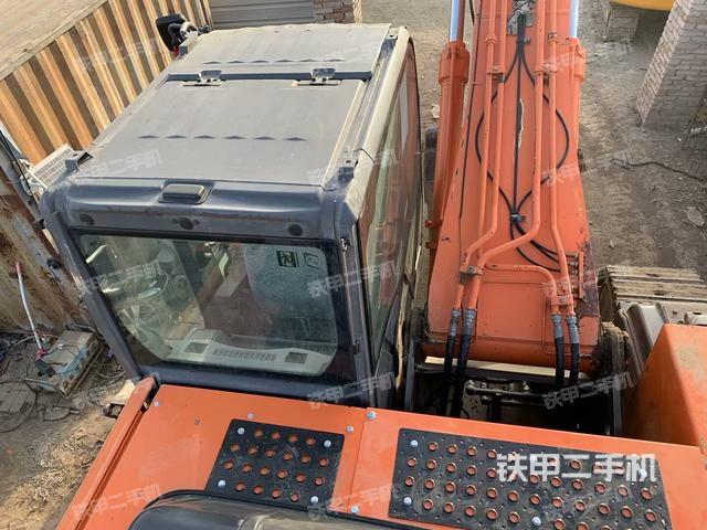 駕駛室頂部(整機(jī)外觀) 駕駛室頂部(整機(jī)外觀)