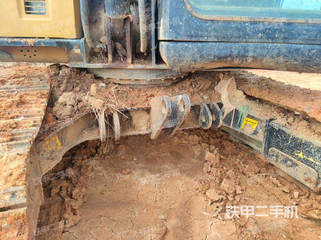 转盘和下车架正前(工作和回转装置) 转盘和下车架正前(工作和回转装置)