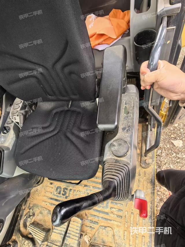 座椅左侧控制台/音响/含左手柄（驾驶室部分）