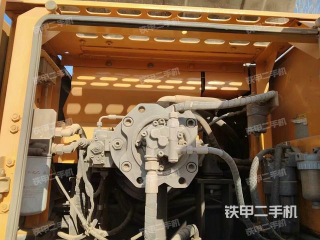 液壓泵艙室正面整體（整機外觀）