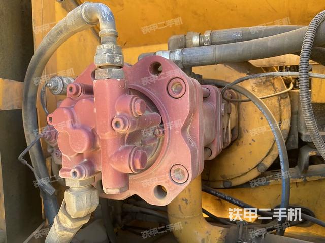 液壓泵艙室正面整體（整機外觀）