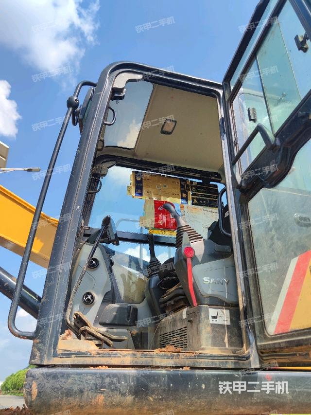 驾驶室正侧(驾驶室部分)  驾驶室正侧(驾驶室部分)