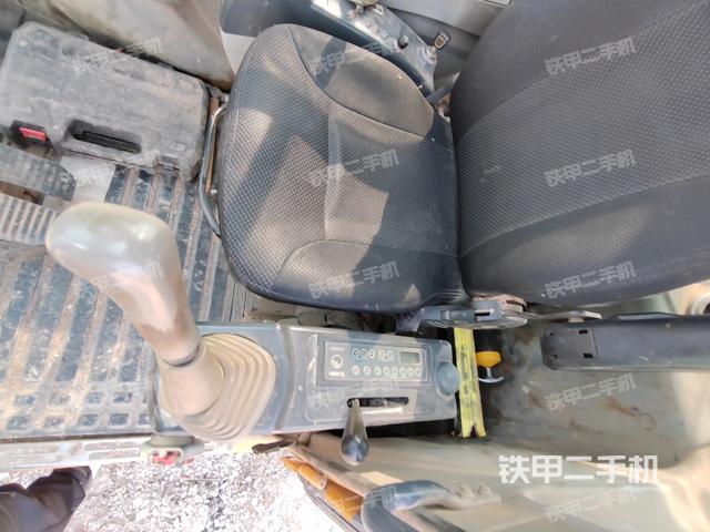 座椅右側(cè)控制臺(tái)/鑰匙門(mén)/油門(mén)/含右手柄(駕駛室部分) 座椅右側(cè)控制臺(tái)/鑰匙門(mén)/油門(mén)/含右手柄(駕駛室部分)