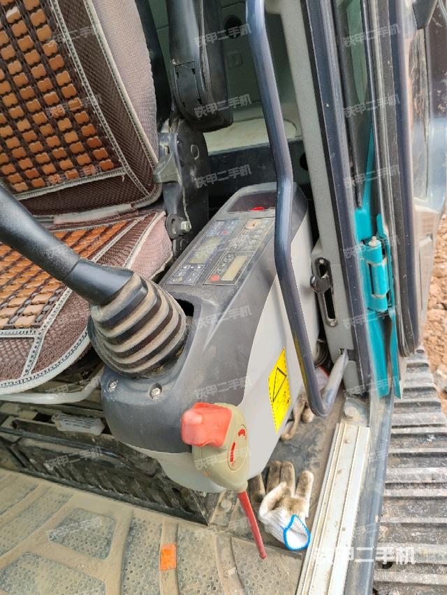 座椅左側(cè)控制臺/音響/含左手柄(駕駛室部分) 座椅左側(cè)控制臺/音響/含左手柄(駕駛室部分)