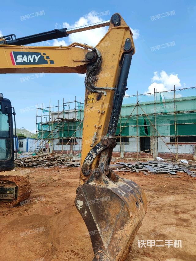 小臂整体右前(工作和回转装置) 小臂整体右前(工作和回转装置)