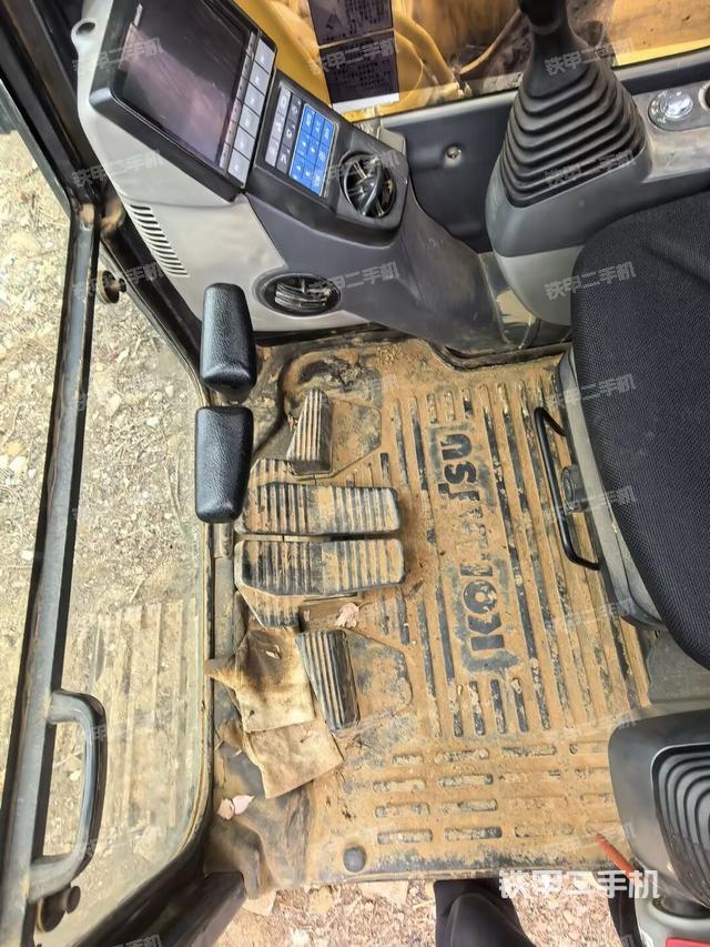 行走控制手柄和踏板 俯拍（驾驶室部分）