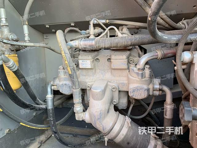 液壓泵艙室正面整體(整機(jī)外觀) 液壓泵艙室正面整體(整機(jī)外觀)