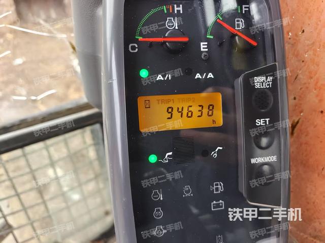 行走控制手柄和踏板?俯拍（駕駛室部分）