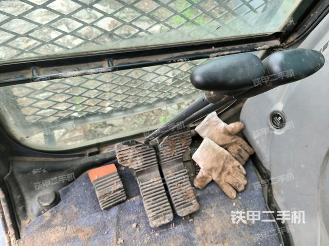 行走控制手柄和踏板?俯拍(駕駛室部分) 行走控制手柄和踏板?俯拍(駕駛室部分)