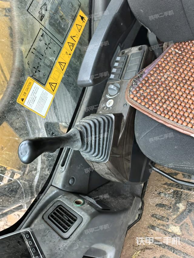 行走控制手柄和踏板?俯拍(駕駛室部分) 行走控制手柄和踏板?俯拍(駕駛室部分)