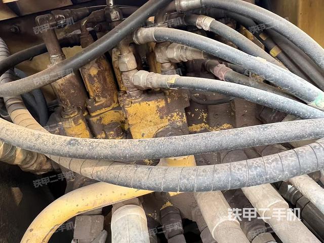 回转马达和主控阀（整机外观）