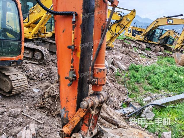 鏟斗右后整體(工作和回轉(zhuǎn)裝置) 鏟斗右后整體(工作和回轉(zhuǎn)裝置)