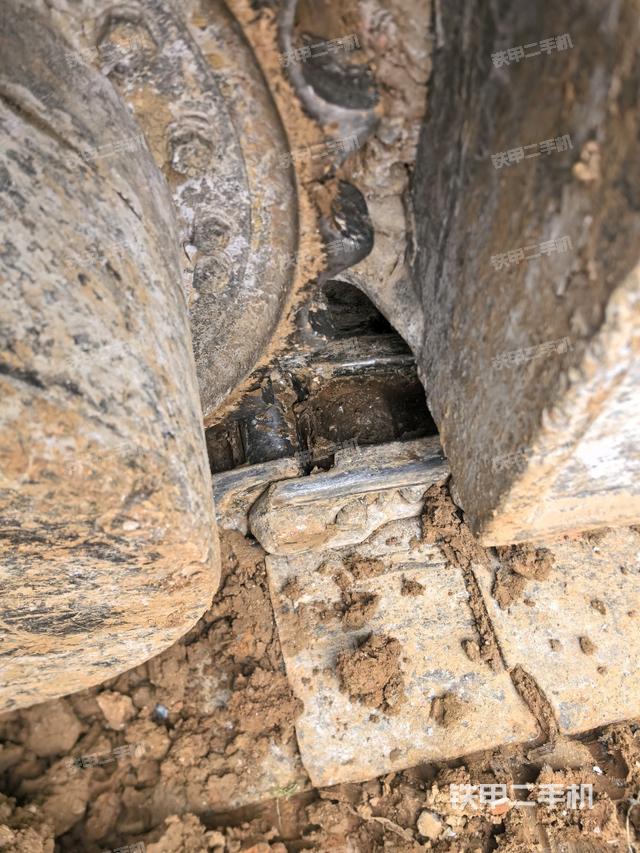 右驅(qū)動輪（行走機(jī)構(gòu)）