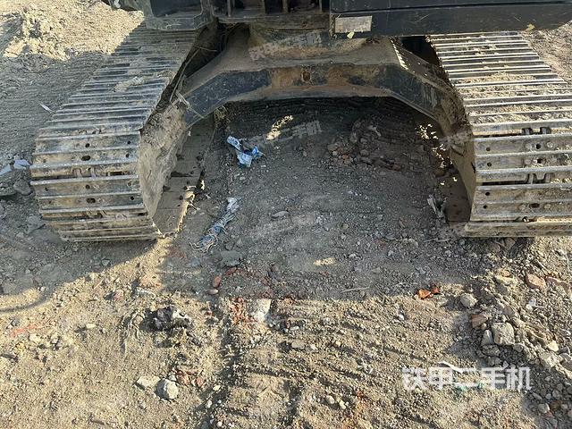 轉(zhuǎn)盤(pán)和下車(chē)架正前（工作和回轉(zhuǎn)裝置）