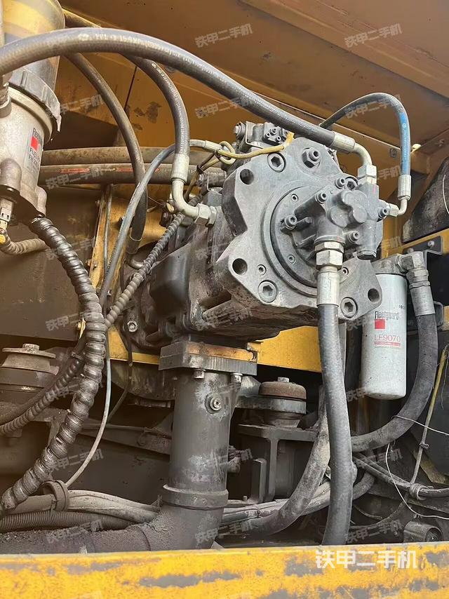 液壓泵艙室正面整體（整機(jī)外觀）