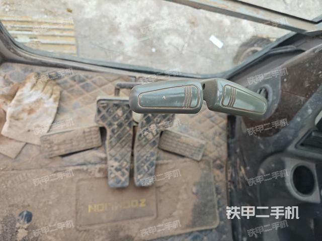 行走控制手柄和踏板?俯拍（駕駛室部分）