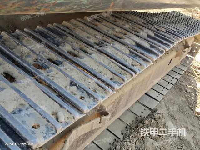 單側(cè)履帶整體(整機(jī)外觀) 單側(cè)履帶整體(整機(jī)外觀)