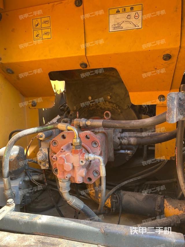 液壓泵艙室正面整體（整機外觀）